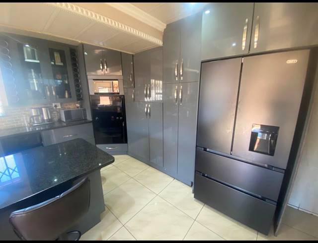 4 BEDROOM HOUSE FOR SALE IN AERORAND